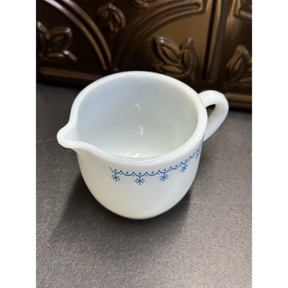Vintage Pyrex Creamer Snowflake Garland Print Grandmacore Cottagecore Milkglass - Picture 3 of 5